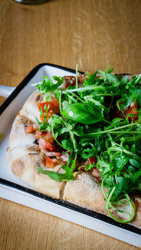 Pinsa mit Rucola und Tomaten aus der Küche des Löwenkeller Roth