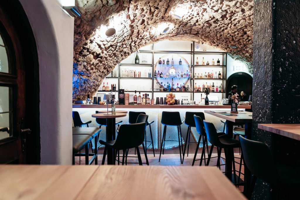 Bar mit beleuchtetem Flaschenregal im historischen Gewölbekeller des Löwenkeller Roth