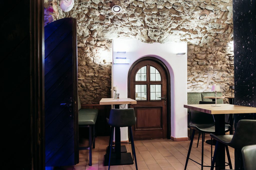 Stehtische und Rundbogentür im Gewölbekeller des Löwenkeller Roth