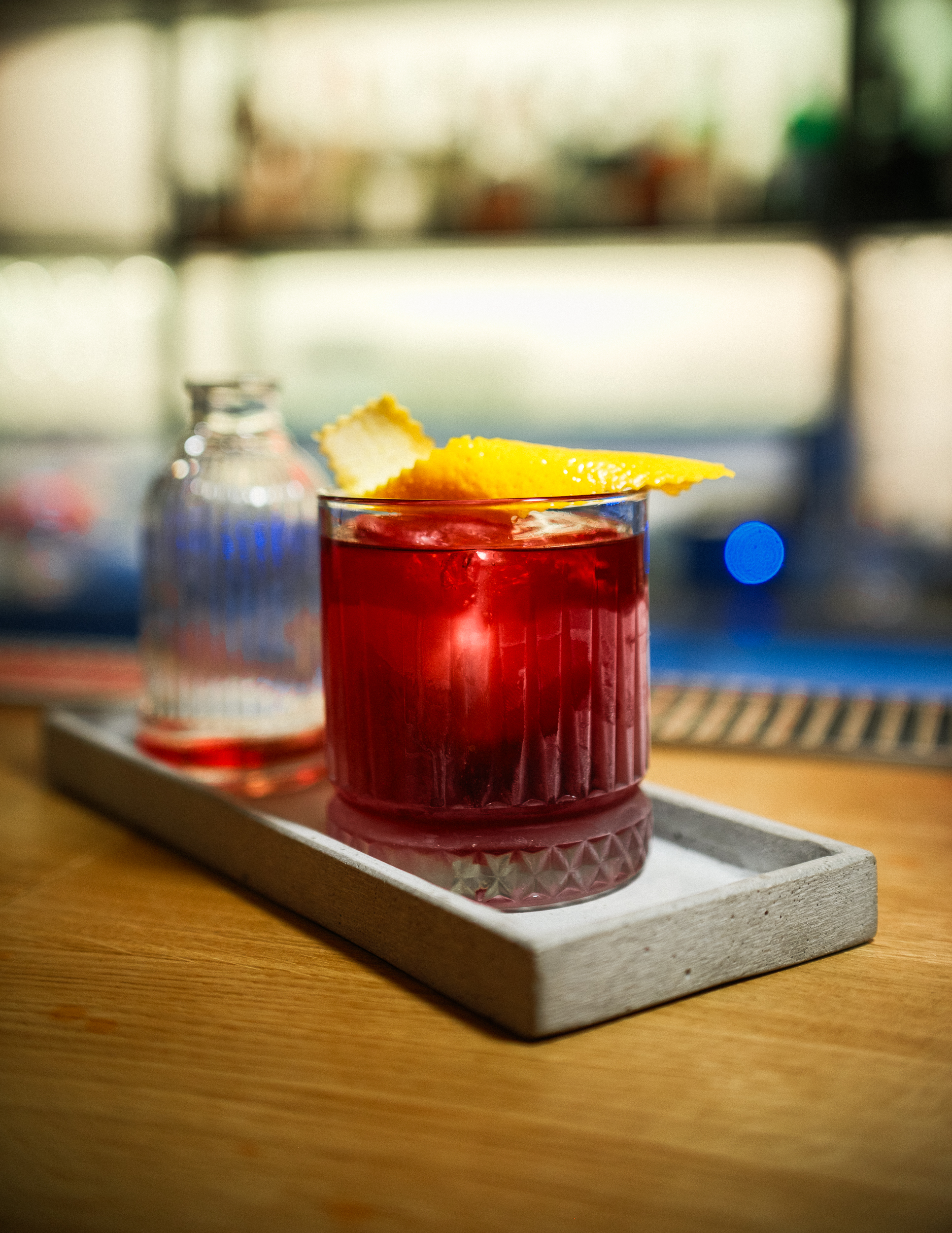 Negroni mit Orangenzeste auf dem Bartresen im Löwenkeller Roth