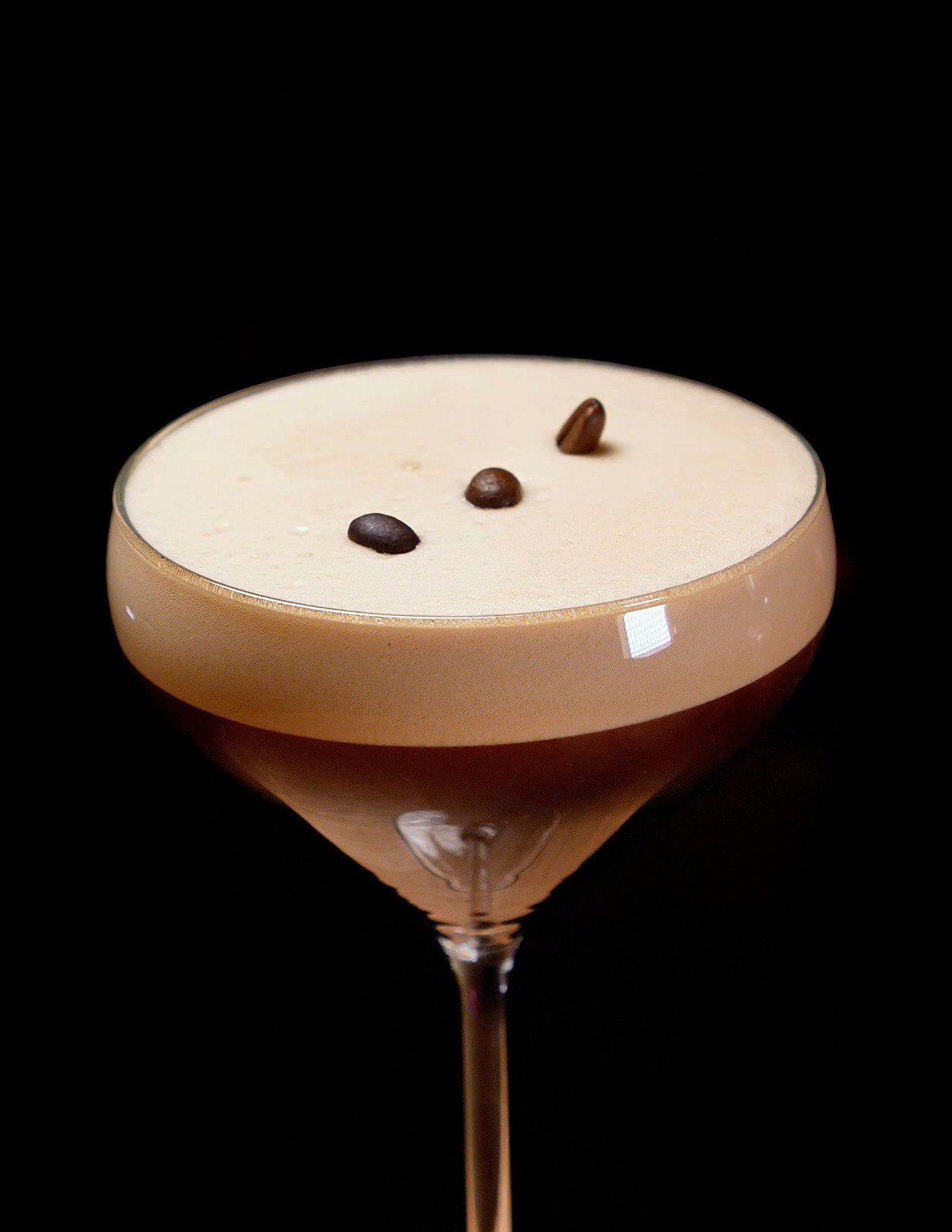 Espresso Martini mit Schaumkrone und drei Kaffeebohnen – Bar im Löwenkeller Roth